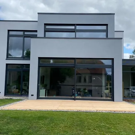 Helle In Architektenhaus Mit Garten Und Beheiztem Aussenpool