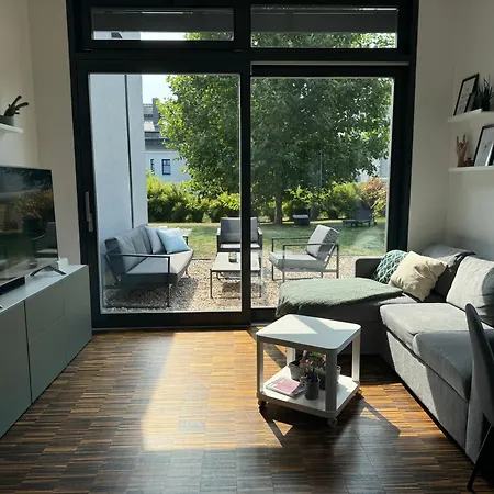 Helle In Architektenhaus Mit Garten Und Beheiztem Aussenpool Lägenhet