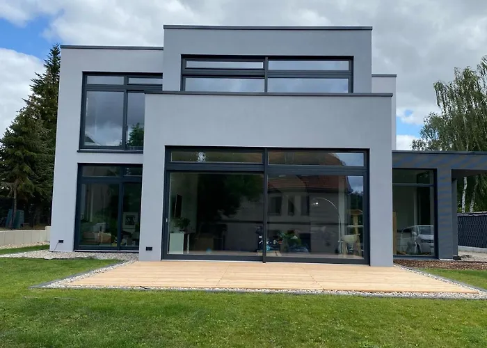 Helle In Architektenhaus Mit Garten Und Beheiztem Aussenpool